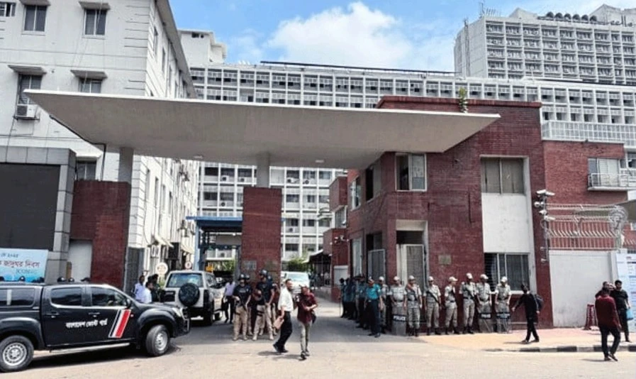 প্রধান উপদেষ্টার বাসভবন ও সচিবালয় ঘিরে কড়া নিষেধাজ্ঞা জারি